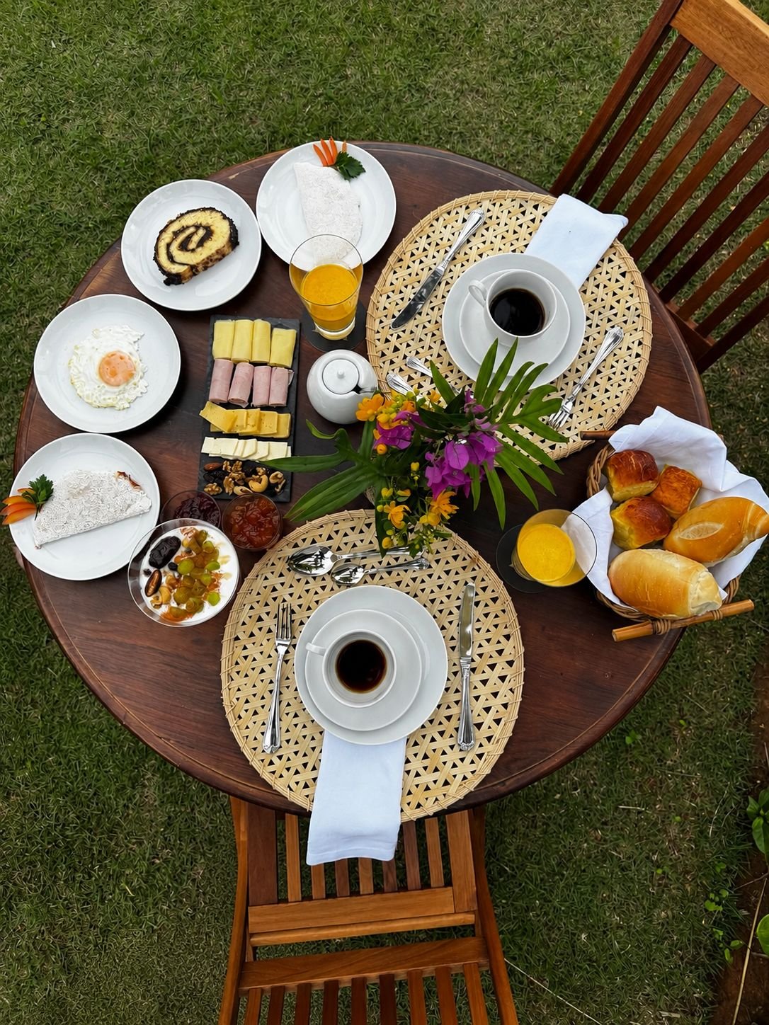 Café da manhã completo servido no jardim