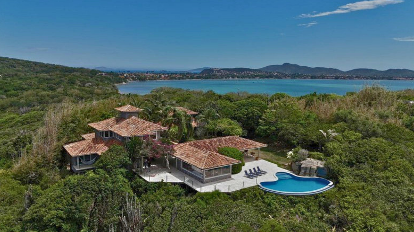 Casa Tartaruga — vista aérea sobre a enseada da Praia da Tartaruga, Búzios